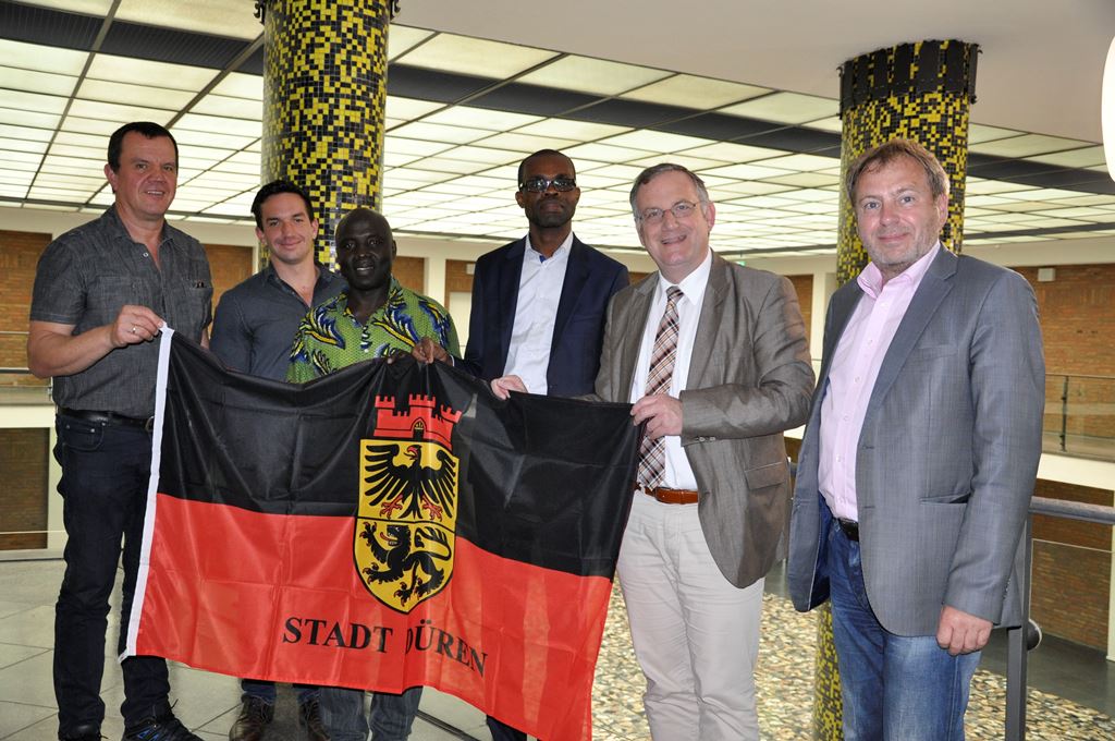 Foto: Pioniere in Sachen Bienenzucht und nachhaltiger Landwirtschaft in der Côte d`Ivoire: Von links nach rechts. Frank und Mark Schmutzler, Carlos Aye, Patrick Aissi, Präsident des Netzwerkes und Bernd Ohlemeyer (rechts)berichteten Bürgermeister Paul Larue (2.v.rechts) von ihrem Projekt.  