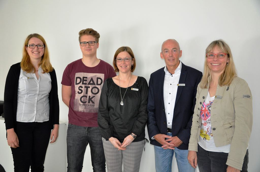 Sie freuen sich über den guten Start von Little Bird: (von links):Katja Schmitz, E-Government, Tom Wichterich, Systemverantwortlicher beim Jugendamt, Abteilungsleiterin Kindertagesbetreuung Sandra Ollig, Jugendamtsleiter Ansgar Kieven und Petra Rothkranz, stellvertretende Hauptamtsleiterin.