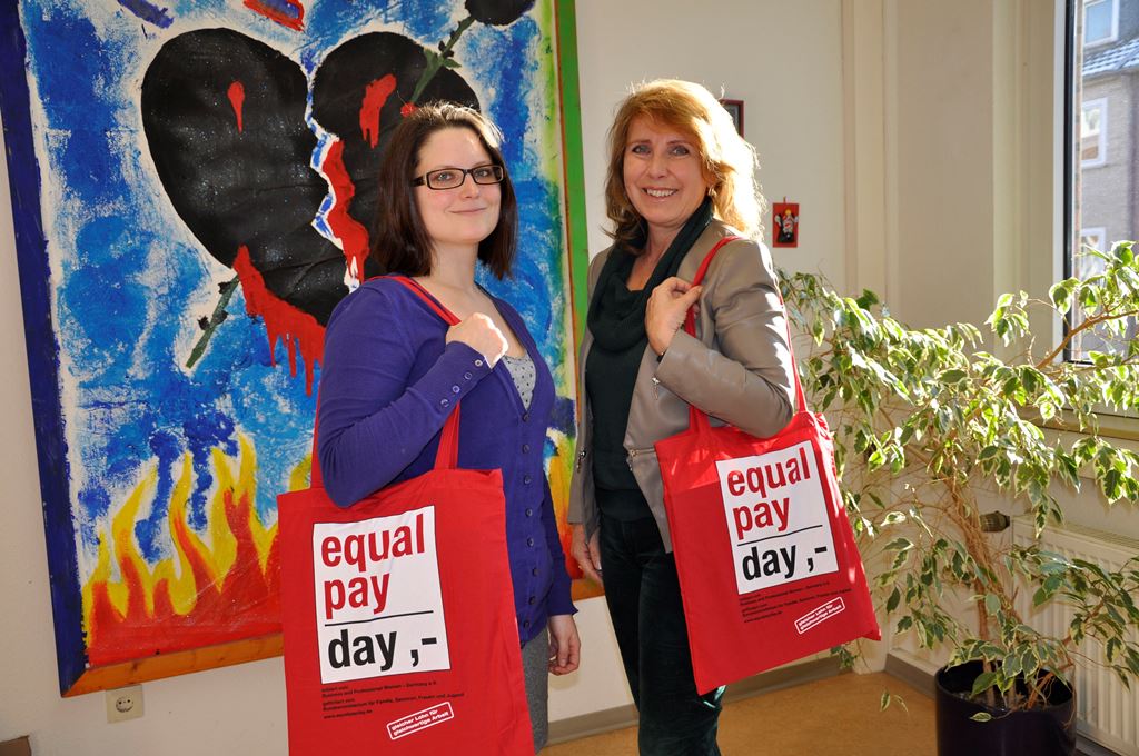 Foto: Ann-Katrin Steibert (links)vom DGB-Kreisverband Düren, und Christina van Essen, Frauenbeauftragte der Stadt Düren, haben eine Ausstellung zum Equal Pay Day 2016 organisiert.