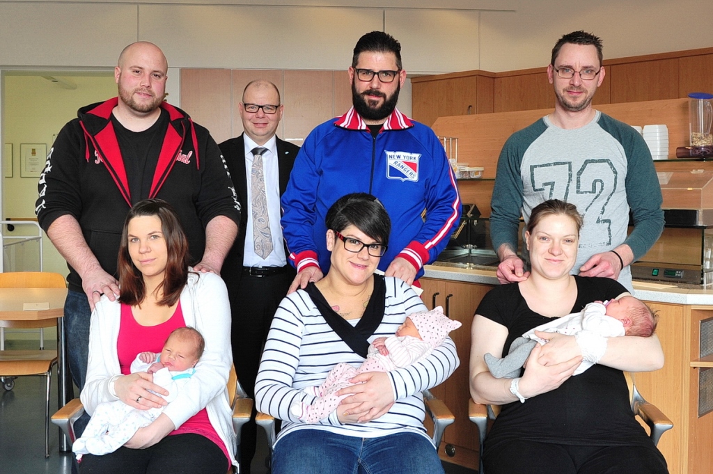Foto (© K. Erdem) v.l.: Familie Reuter mit Ben, Michael Hanke (kfm. Direktor), Familie Jansen mit Zoey und Familie Droska mit Bente. Nicht im Bild: Familie Gerner mit Sophia Katharina