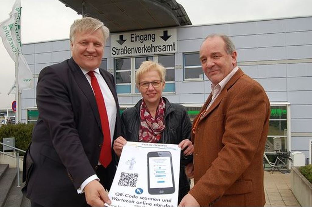 Landrat Wolfgang Spelthahn (l.), Amtsleiterin Elke Baum-Teschner und Ralf Klein, Leiter der Zulassungsstelle, freuen sich über den neuen Bürgerservice: Via Internet können sich Kunden über die aktuelle Wartezeit im Straßenverkehrsamt informieren. 