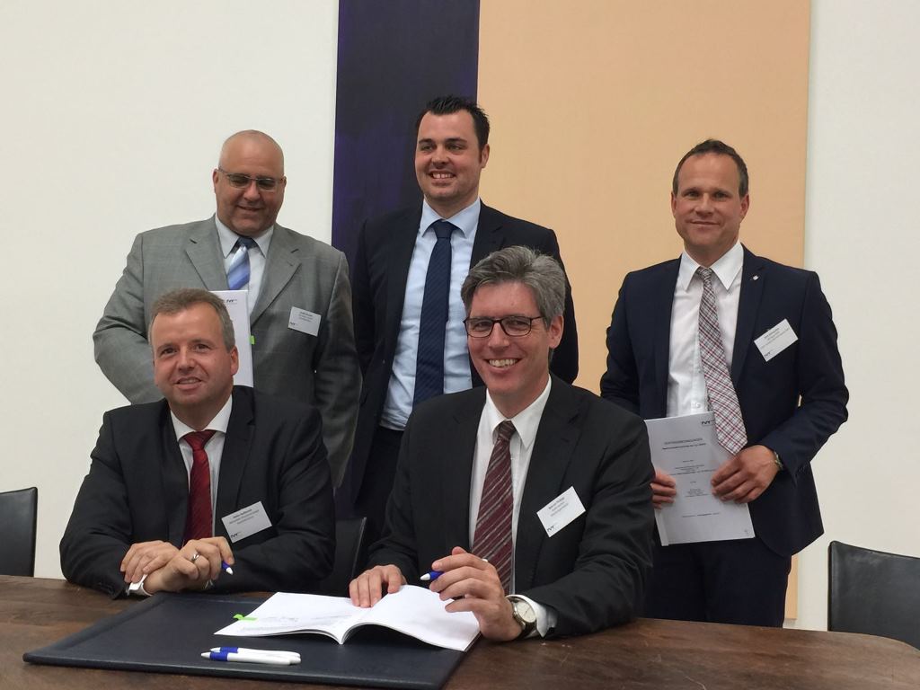 v.l.n.r. sitzend: Heiko Sedlaczek (NVR-Geschäftsführer) und Marcel Philipp (Oberbürgermeister der Stadt Aachen), v.l.n.r. stehend: Guido Emunds (Geschäftsführer Rurtalbahn), Sebastian Nießen (Geschäftsführer Rurtalbahn) und Dirk Schnurbus (Leiter des Verkehrsbetriebs Express-Netz von DB Regio NRW).