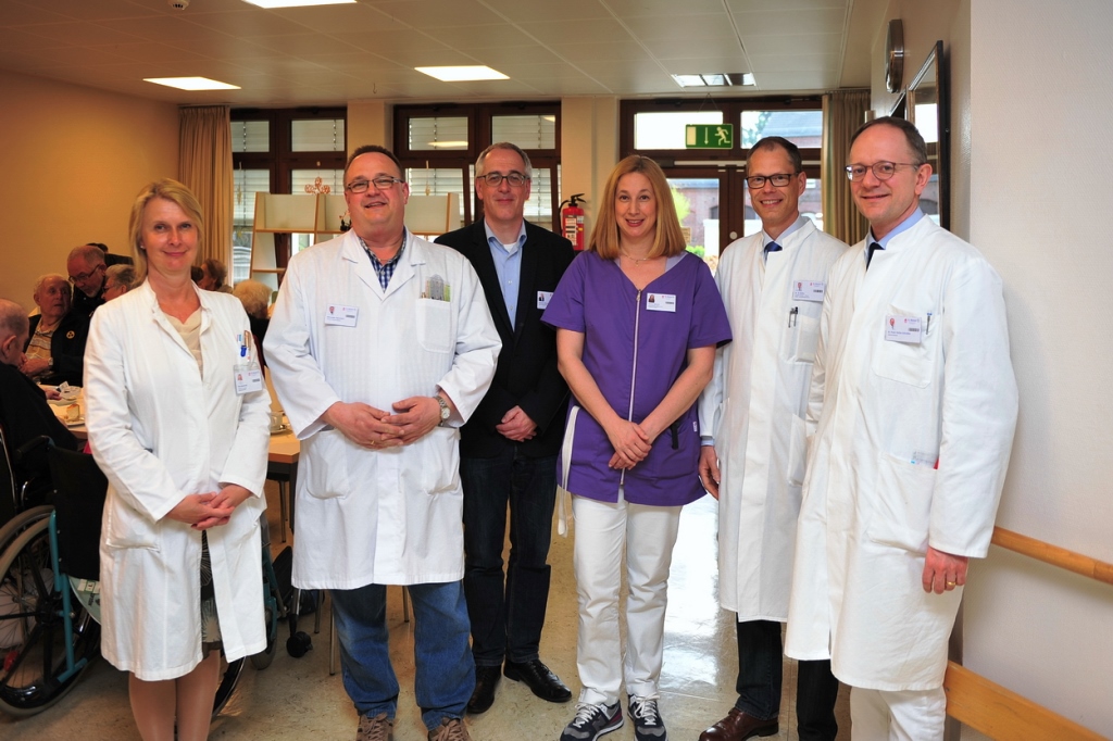 Foto (© K. Erdem) im St. Marien-Hospital Düren: v.l. Oberärztin Elke Kaufhold, ltd. Oberarzt Alexander Papendorf, Achim Wilmar (stellv. Pflegedirektor), Marion Bönsch (Bereichsleitung Pflege), Dr. med. Bodo Müller (Ärztlicher Direktor) und Dr. med. Stefan Schreiber (Chefarzt Geriatrie)