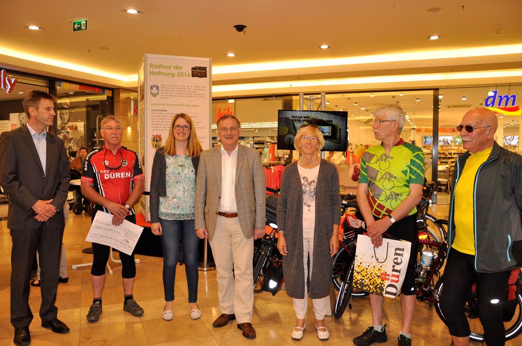 „Großer Bahnhof“ für die Radfahrer beim Start zur 9. Radtour der Hoffnung im Stadtcenter.
