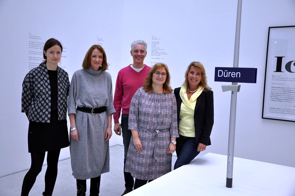 Foto: Von links: Phoebe More Gordon, Jeannine Bruno, Markus Mascher vom Leopold-Hoesch-Museum sowie Andrea Kenter, Gleichstellungsbeauftragte des Kreises, und Christina van Essen, Frauenbeauftragte der Stadt Düren