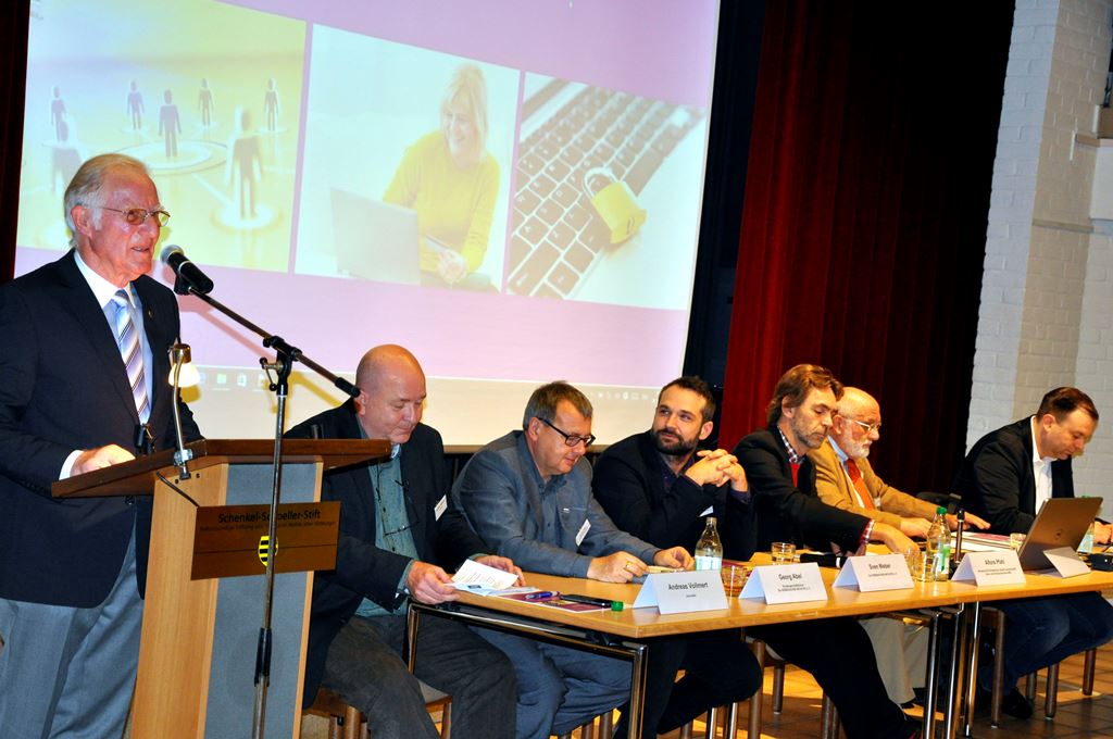 Foto: Peter Vogt, Vorsitzender des Seniorenrates der Stadt Düren, begrüßte die Referenten und Teilnehmer des Verbraucherforums 60+ „Chancen und Herausforderungen des Internets“