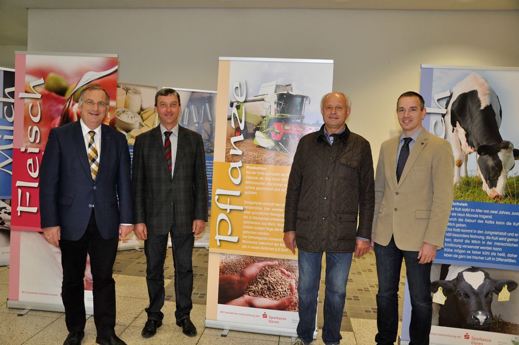 Von links: Bürgermeister Paul Larue, Erich Gussen, Vorsitzender der Kreisbauernschaft, Josef Bellartz, stellvertretender Kreislandwirt, Michael Niesen, Geschäftsführer der Kreisbauernschaft Düren bei der Ausstellungseröffnung im Bürgerbüro Düren.