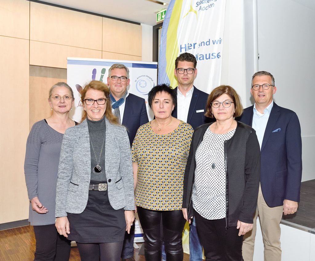 Foto: StädteRegion Aachen Vorne – von links: Astrid Engels (SAH), Christina Kexel (SAH), Dörte Lübke (GA) Hinten – von links: Beate Metterhausen (SAH), Bernhard Müller (Verwaltungsdirektor SBZ-Eschweiler), Tomasz Grzelak (GA), Dr. med. Alexander Bach (Ärztlicher Direktor SAH)    