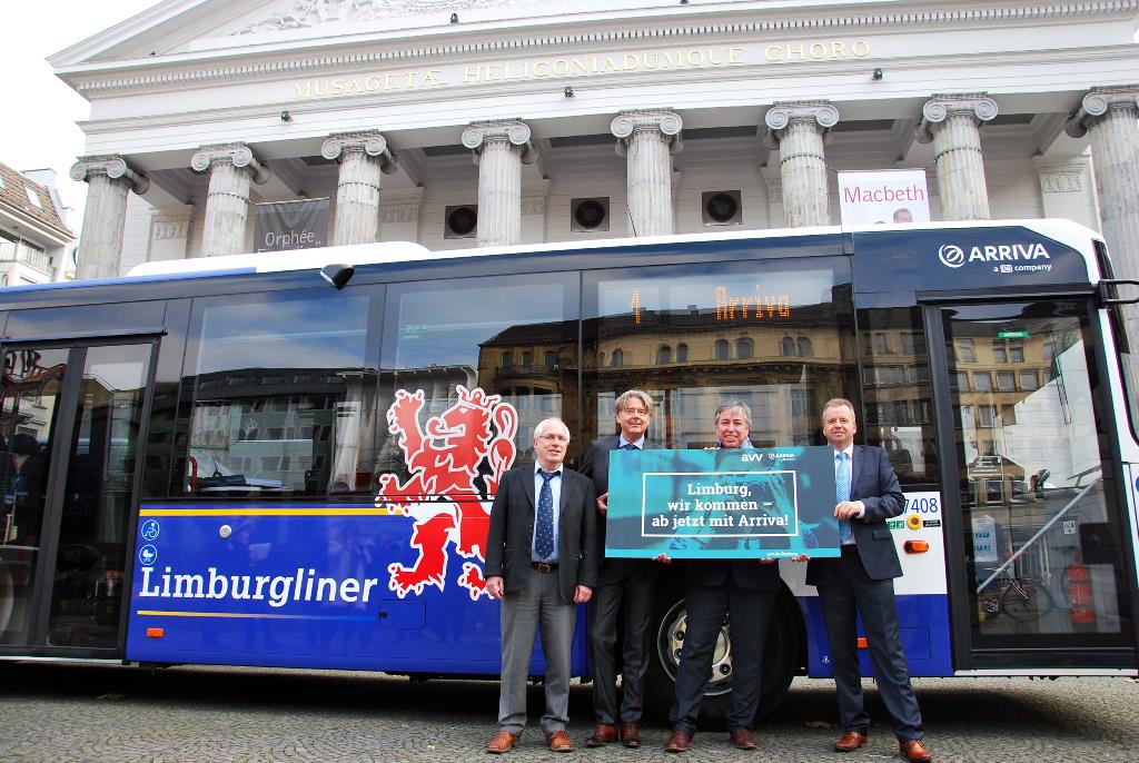 v.l.n.r. Herbert Schmitz, Prokurist der Aachener Verkehrsverbund GmbH, Anne Hettinga, Vorstandsvorsitzender der Arriva Personenvervoer Nederland B.V., Heiko Sedlaczek, Geschäftsführer der Aachener Verkehrsverbund GmbH und des Nahverkehr Rheinland, sowie Patrick van der Broeck, Regionalminister für Verkehr der Provinz Limburg 