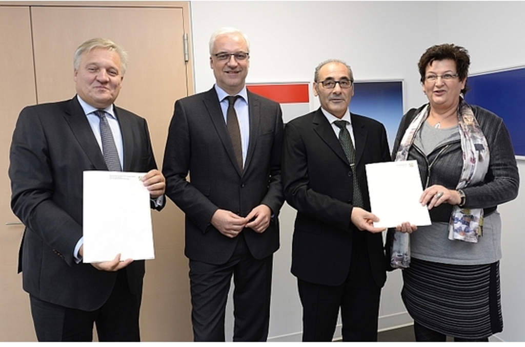 Landrat Wolfgang Spelthahn (l.) und Amtsleiter Walter Weinberger (2.v.r.) nahmen aus Händen von NRW-Wirtschaftsminister Garrelt Duin zwei Förderbescheide zum Breitbandausbau im Kreis Düren entgegen. Rechts im Bild: Gudrun Zentis MdL. Foto: MWEIMH NRW/ Roberto Pfeil