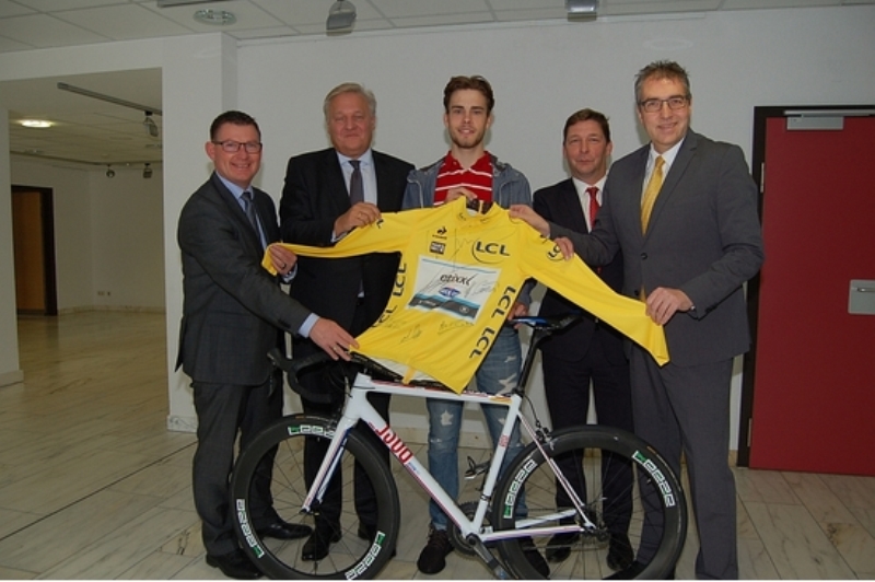 Sportbotschafter Per Christian Münstermann (Mitte) träumt vom gelben Trikot und freut sich deshalb auf den 2. Juli 2017. Dann rollt die Tour de France durch den Kreis Düren. Die Bürgermeister Ralf Claßen (l.), Axel Fuchs (2.v.r.) und Jürgen Franzen (r.) fiebern dem Tag ebenso entgegen wie Landrat Wolfgang Spelthahn. 