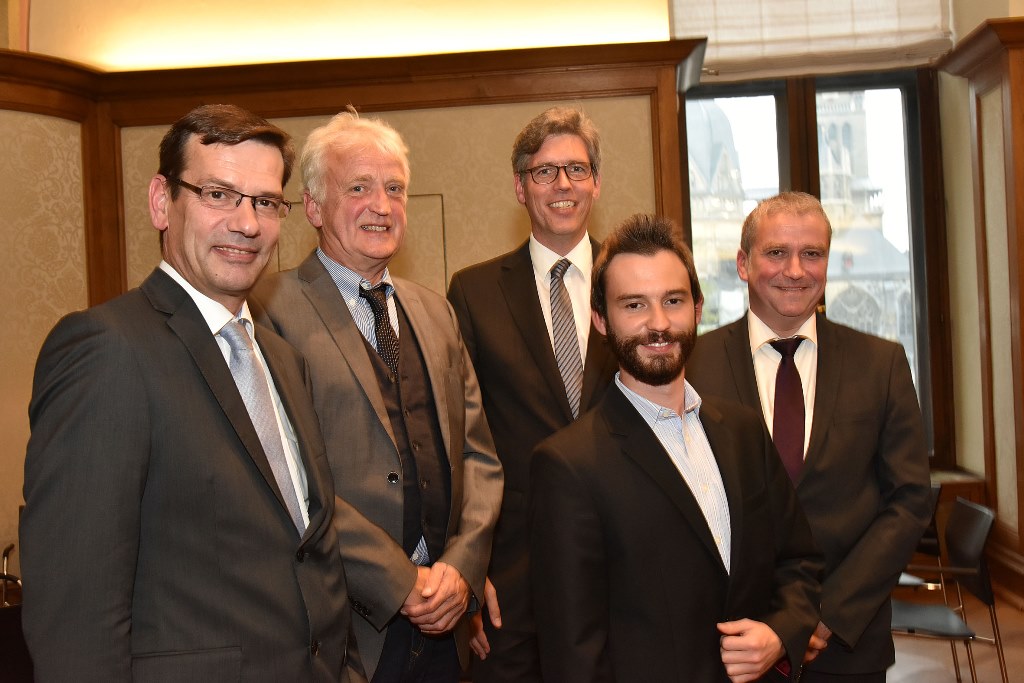 Der neuformierte Vorstand des „Thouet-Mundartpreises der Stadt Aachen e.V.“ stellt sich vor: Oberbürgermeister Marcel Philipp (Mitte) begrüßt im Rathaus den Vorsitzenden Ägid Lennartz (rechts), seinen Stellvertreter Dr. Manfred Birmans (2.v.l.),  Schatzmeister Guido Kempen (links) und den Beisitzer Markus Krings (2.v.r.). / Stadt Aachen/Andreas Herrmann