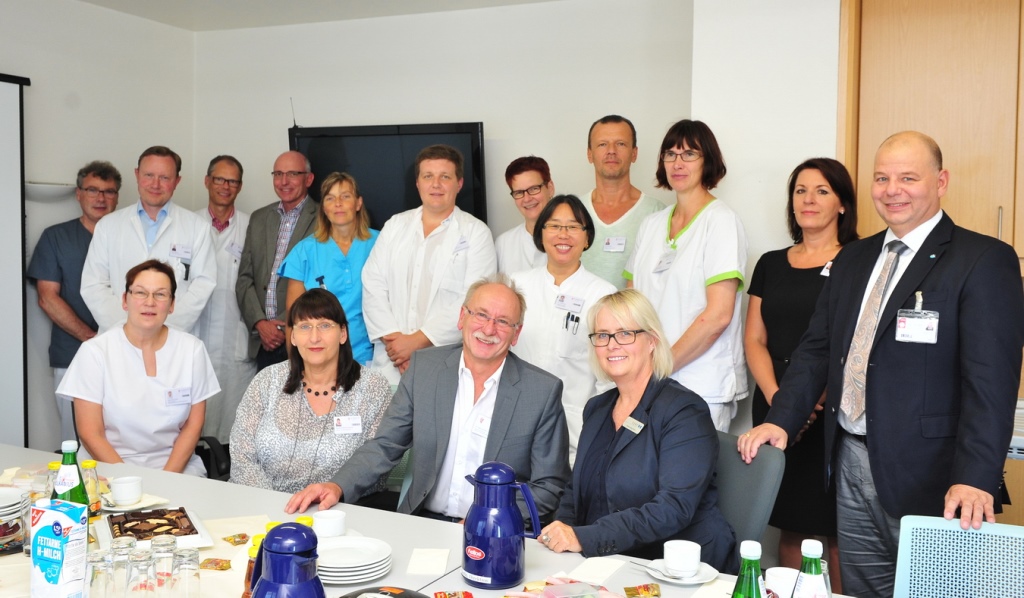 Foto (© K. Erdem): Mitarbeiterinnen und Mitarbeiter vieler Fachbereiche freuen sich über die erfolgreiche Rezertifizierung des Traumazentrums im St. Marien-Hospital Düren