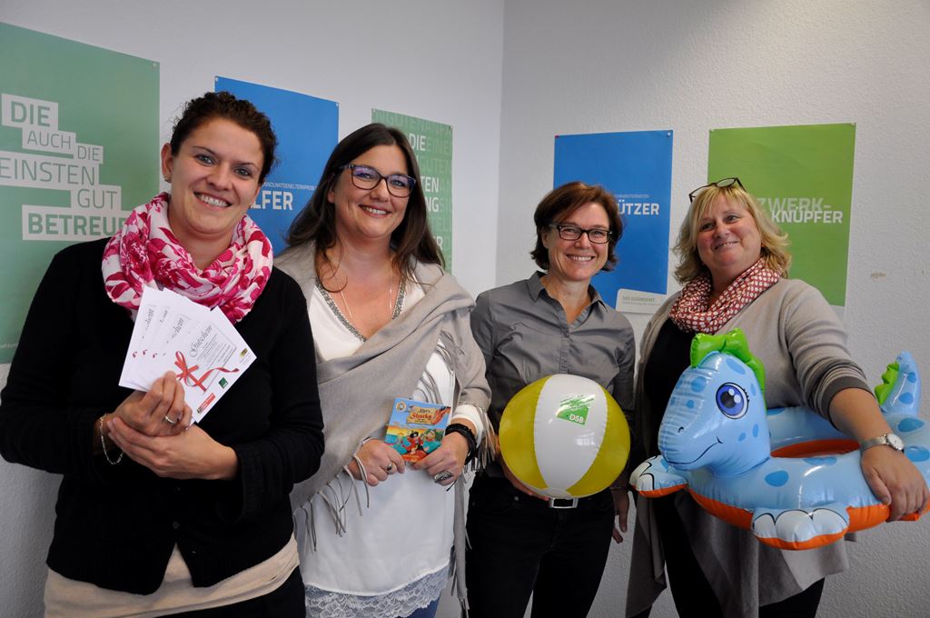 Von links: Carina Salentin, Koordinatorin der Frühen Elternhilfe Düren, Melanie Joisten von der Stadtbücherei Düren, Nicole Jäger vom Dürener Service Betrieb, Ina Ruick vom städtischen Jugendamt.  