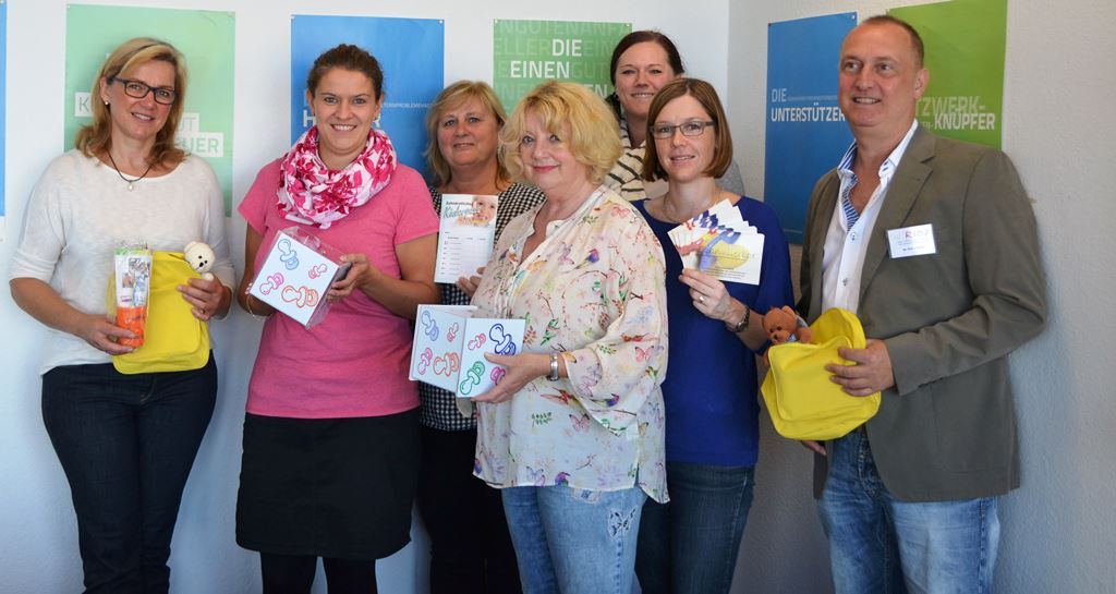 Foto: Von links: Petra Pölderl (Regionale Initiative Dürener Zahnärzte), Carina Salentin (Jugendamt Stadt Düren), Ina Ruick (Jugendamt Stadt Düren), Brigitte Halstein (Jugendamt Stadt Düren), Natalie Dahmen (Jugendamt Stadt Düren), Sandra Ollig (Jugendamt Stadt Düren), Volker Adels (Regionale Initiative Dürener Zahnärzte)