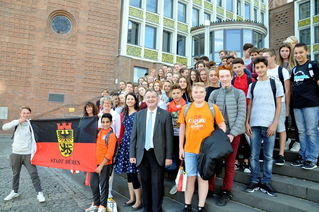 Als Gastgeschenk gab es für die französischen Schülerinnen und Schüler eine Flagge von Düren. 