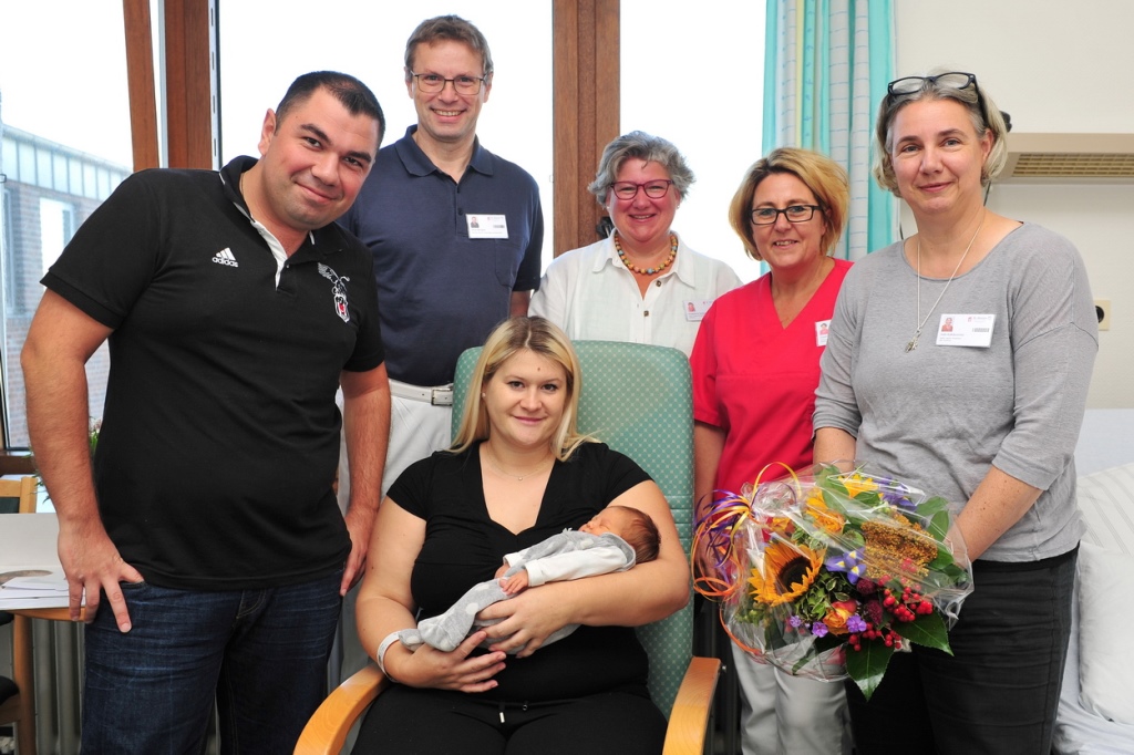 Fotos (© K. Erdem) v.l.: Vater Aykut Evci, Ulrich Bergsch (ltd. Oberarzt), Anje Evci mit der kleinen Ayla, Magdalene Sanders (stellv. ltd. Hebamme), Claudia Grisar (Ltg. Neugeborenenzimmer) und Gabi Kalkbrenner (stellv. kfm. Direktorin)