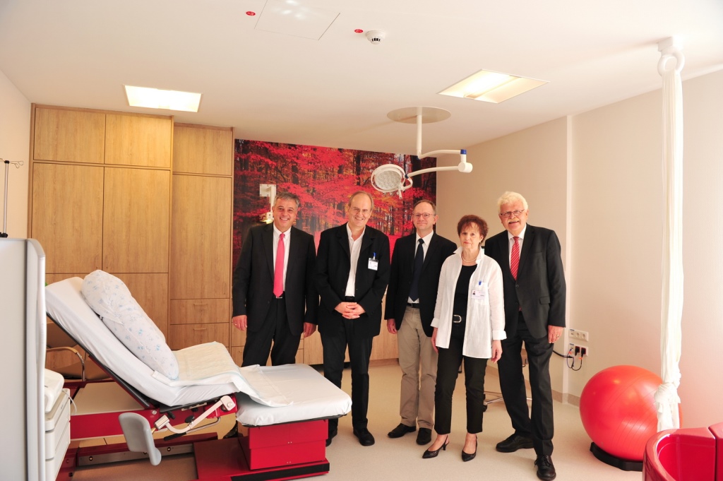 Foto (© S. Freyaldenhoven): In einem der neuen Kreißsäle: Dipl.-Kfm. Bernd Koch (ctw-Geschäftsführer), Prof. Gerd Crombach (Chefarzt Gynäkologie und Geburtshilfe), Dr. med. Stefan Schreiber (Chefarzt der Geriatrie), Iris Strohband-Wallmichrath (leitende Hebamme) und Assessor jur. Gábor Szük (ctw-Geschäftsführer)