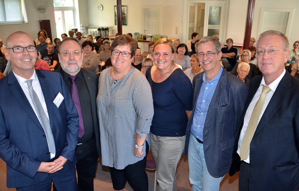 Die Referenten des 2. Dürener Demenz-Symposium sprachen über besondere Herausforderungen in der palliativen Versorgung dementer Patienten (von links): Organisator Heinz Lönneßen, Dr. Klaus Maria Perrar, Maike Schwermann, Monika Ecker, Thomas Montag und Dr. Michael Flaßhove. Foto: Krankenhaus Düren