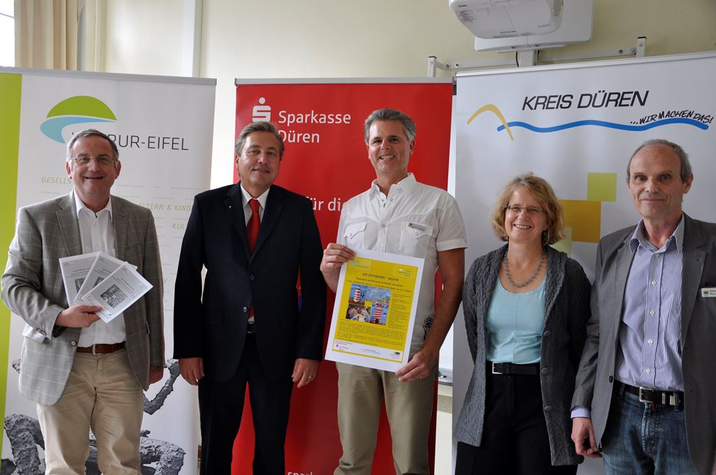 Foto: Die Organisatoren der „Entdecker-Woche“ freuen sich über die große Reso-nanz.  (Von links: Bürgermeister Paul Larue, Uwe Willner, Vorstandsvorsitzender der Sparkasse Düren, Dieter Bergheim von der VHS Rur-Eifel, Sybille Haußmann, Amtsleiterin des Schulamtes des Kreises Düren, Günther Müller vom Schulpsychologischen Dienst des Kreises)