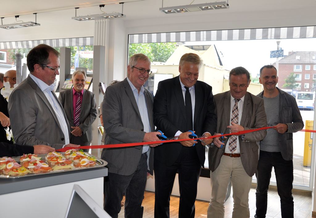 Der „Geist der Zusammenarbeit“ wurde auch beim Durchschneiden des Bandes gepflegt. Von rechts: Dieter Powitz, Leiter von Düren Kultur, Bürgermeister Paul Larue, Landrat Wolfgang Spelthahn, Henner Schmidt, Aufsichtsratsvorsitzender der WIN.DN 