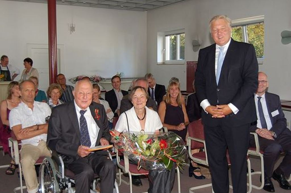 Landrat Wolfgang Spelthahn überreichte Prof. Peter Röttger im Namen des Bundespräsi-denten das Bundesverdienstkreuz. Blumen erhielt dessen Ehefrau Elisabeth.