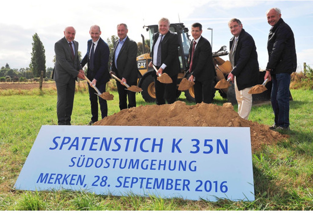 Symbolischer Spatenstich zum Bau der K35n von Landrat Wolfgang Spelthahn (Mitte), Bürgermeister Paul Larue (2.v.r.) und RWE Power-Vorstand Dr. Lars Kulik (3.v.r.) [Foto: RWE Power AG]