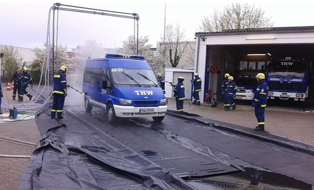 In Rekordzeit bauten THW-Helfer bei einer Tierseuchen-Einsatzübung diese Dekontami-nationsschleuse auf und nahmen sie in Betrieb. Foto: THW Düren