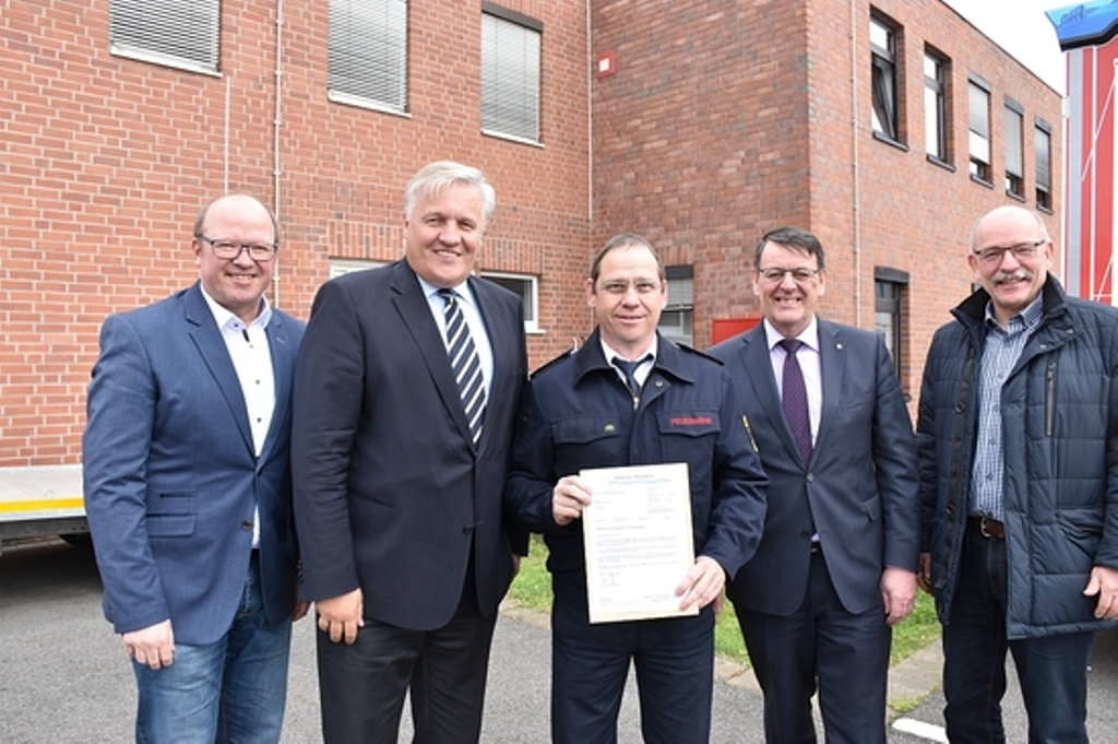 Karlheinz Eismar (Mitte) erhielt von Landrat Wolfgang Spelthahn (2.v.l.) das Bestellungs-schreiben zum hauptamtlichen Kreisbrandmeister des Kreises Düren. Zu den ersten Gra-tulanten gehörten (v.l.) Ralf Butz, Leiter des Amtes für Bevölkerungsschutz, Axel Buch, Sprecher der Bürgermeister, und Kreisdezernent Peter Kaptain (r.). 
