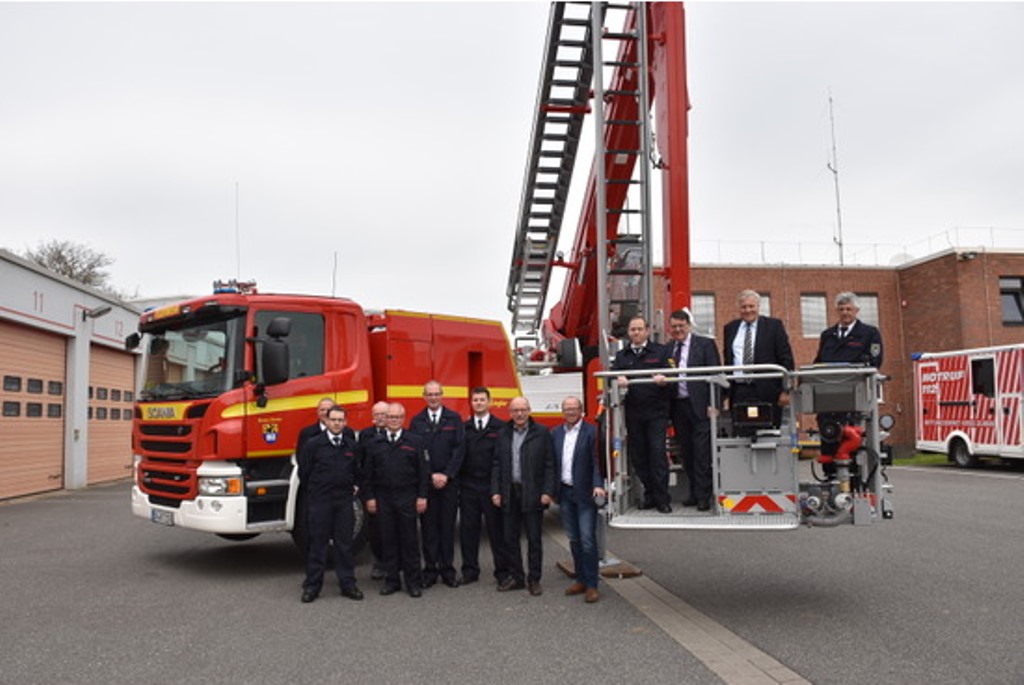 Kreisbrandmeister Karlheinz Eismar, Axel Buch als Sprecher der Bürgermeister und Landrat Wolfgang Spelthahn (v.l.) ließen sich von der neuen Teleskopmastbühne in Höhe hieven. Wenig später rückte der Skylift erstmals zu einem Einsatz aus und trug zur Rettung eines Menschen bei. 