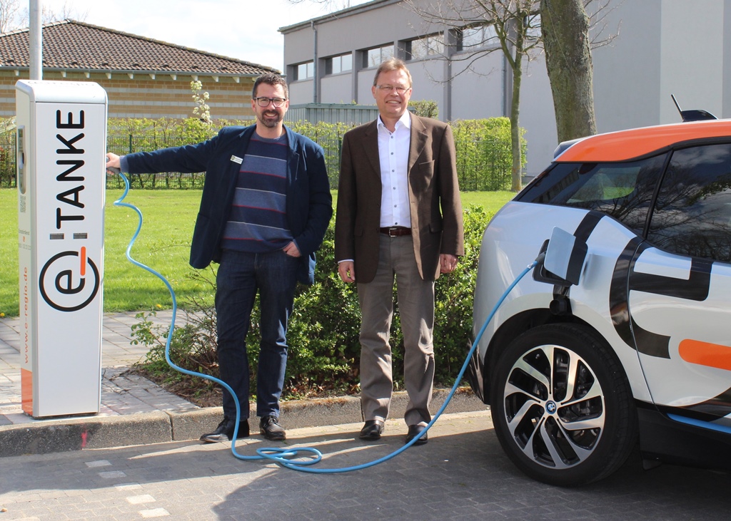 e-regio GmbH & Co. KG  (v.l.n.r.: Bürgermeister Joachim Kunth und e-regio-Geschäftsführer Christian Metze)
