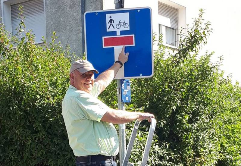 Der Fahrradbeauftragte der Stadt Düren, Uwe Schmitz, am Verkehrsschild „375.1“.