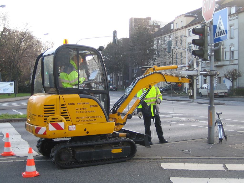 Ein Bagger der Roch Services GmbH bei der Ampelmastprüfung