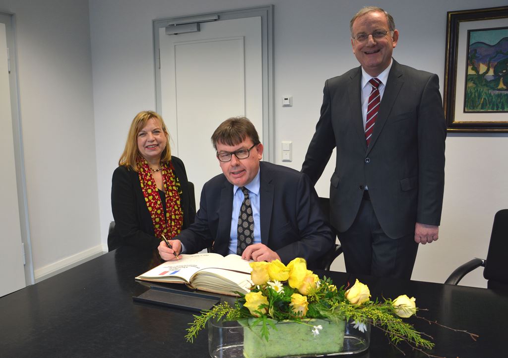 Foto: (v.l.n.r.) Dr. Angelika Ivens, Generalkonsul Vincent Muller und Bürgermeister Paul Larue