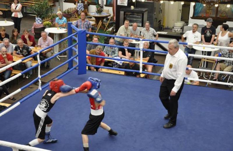 So wie im letzten Jahr steigen auch dieses Jahr wieder Boxer aus Marburg mit den Dürener Boxern im Festzelt der Annakirmes in den Ring.
