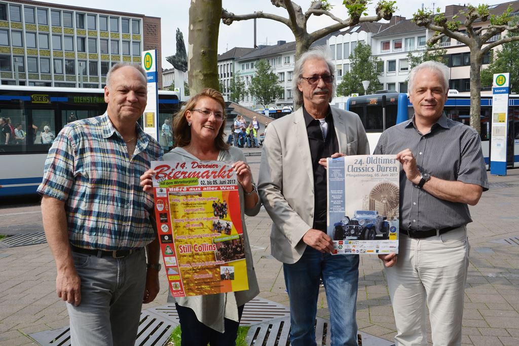 Foto: (v.l.n.r.) Gerhard Suhr, Kirsten Giebel, Herbert Koep (Dürener Motorsportclub) und Michael Linn (WIN.DN) bei der Programmvorstellung des Biermarktes und der Oldtimer-Classics.