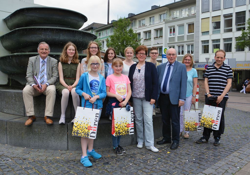 Foto: Zum Abschluss des Empfangs gab es noch ein gemeinsames Gruppenfoto der Preisträger mit Bürgermeister Paul Larue (li.).