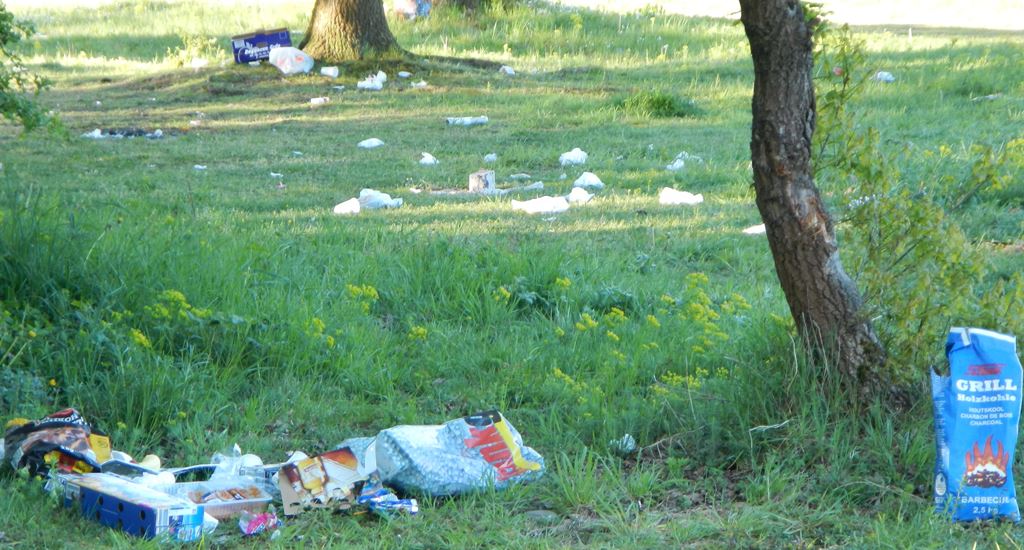 Foto: Die Ruraue bietet nach sonnigen Wochenenden oft ein erschütterndes Bild der Verstöße gegen den Naturschutz.