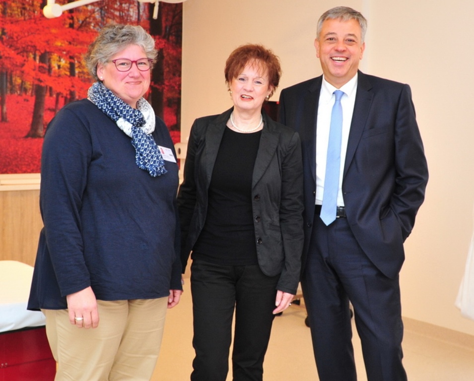 Foto (© K. Erdem) v.l.: Magdalene Sanders, Iris-Strohband-Wallmichrath und Geschäftsführer Dipl.-Kfm. Bernd Koch in einem der neuen Kreißsäle im St. Marien-Hospital Düren