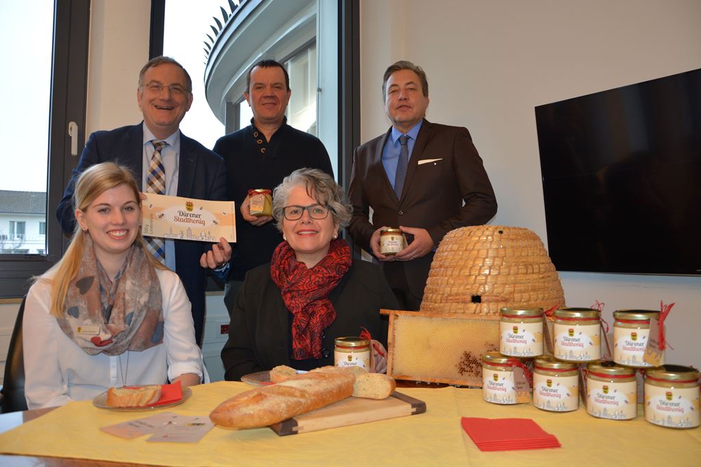 Foto: (hintere Reihe v.l.n.r) Bürgermeister Paul Larue, Frank Schmutzler und Uwe Willner sowie (vorne) Laura Schiffer und Sabine Briscot-Junkersdorf