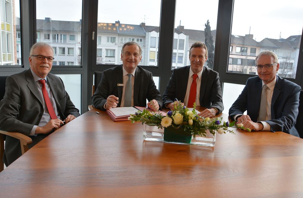 Foto: (v.l.n.r.) Erhard Vanselow (Stadt Düren, Co-Dezernent ), Bürgermeister Paul Larue, SWD-Geschäftsführer Heinrich Klocke und Cord Meyer (Leitungspartner) bei der Vertragsunterzeichnung im Dürener Rathaus.