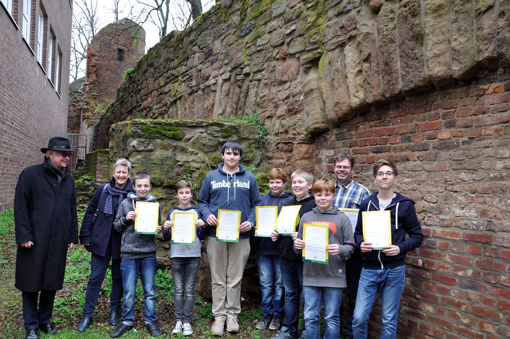 Foto: Von links: Paul Zündorf, Technischer Beigeordneter der Stadt Düren, Heike Kussinger-Stanković, städtischer Denkmalschutz und -pflege, Rico Breinig, Leon von der Weiden, Christoph Dick, Marvin Weß, Max Marx, Nils Palm, Dr. Achim Jaeger, Simon Koch