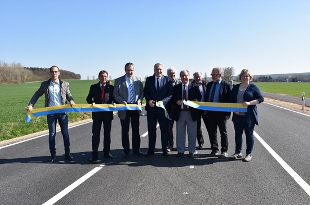Nach knapp einjähriger Bauzeit wurde die Kreisstraße 29 im Abschnitt zwischen der K 27 und Horm für den Verkehr freigegeben. Landrat Wolfgang Spelthahn und Hans-Wilhelm Dohmen, Leiter des Kreisbauausschusses, durchtrennten aus diesem Anlass ein Band. 