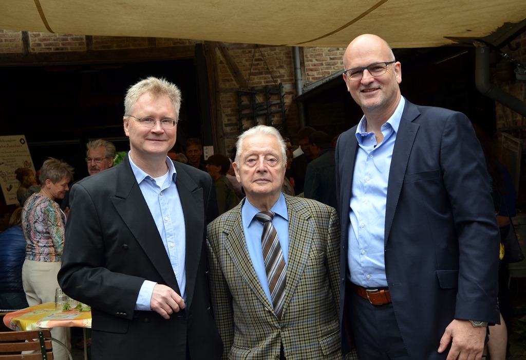 Dr. Hans-Heinrich Krause blickte auf die Anfangsjahre der Dürener Anästhesie zurück und stellte dabei auch Schwester Constancia, seine erste Mitarbeiterin, vor. Foto: Krankenhaus Düren 