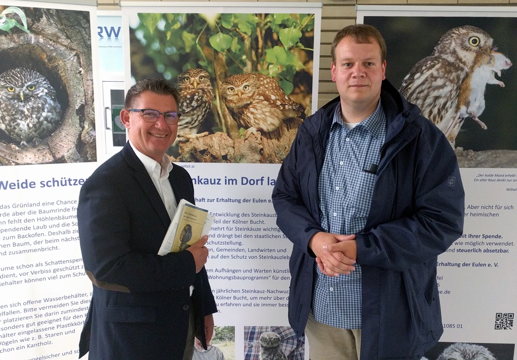 Achim Schumacher (r.) und Bürgermeister Ralf Claßen haben die heute die Steinkauz-Ausstellung im Aldenhovener Rathaus eröffnet.