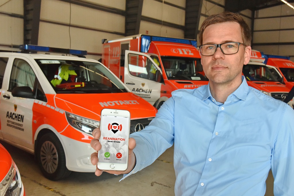 Der Lebensretter mit der Lebensretter-App: Dr. Stefan Beckers, ärztlicher Leiter des Rettungsdienstes der Stadt Aachen, zeigt die neue App auf dem Handy. Copyright: Stadt Aachen/Andreas Herrmann