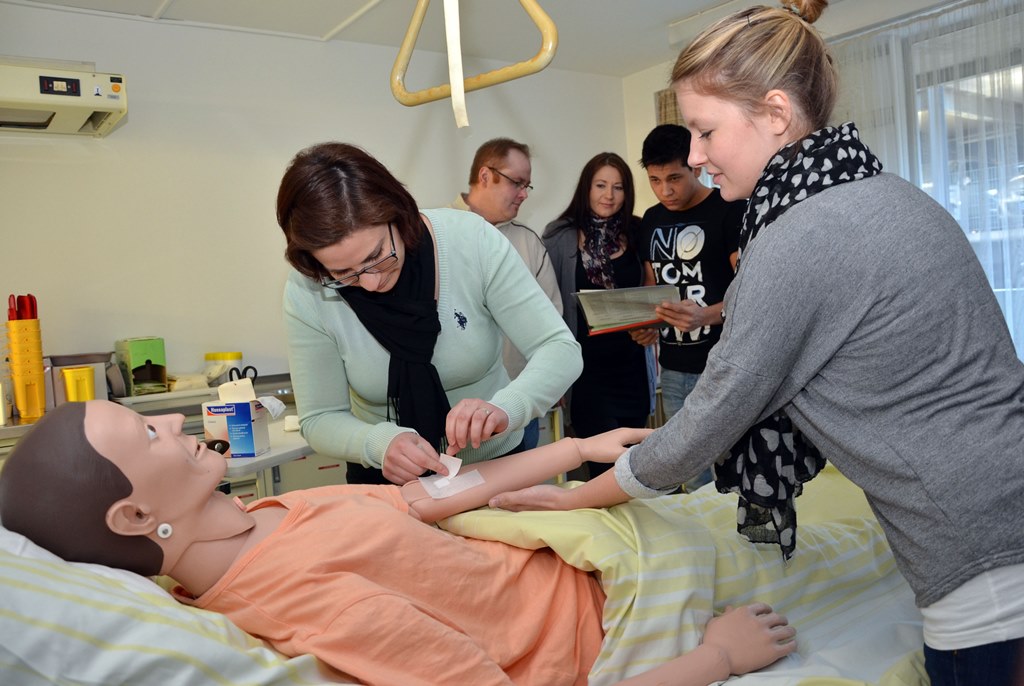 Das Krankenhaus Düren macht jungen Menschen mit Hochschulreife das Angebot, die Vorteile einer praxisorientierten Ausbildung mit den Herausforderungen eines pflegewissenschaftlichen Studiengangs zu verbinden.  Foto: Krankenhaus Düren 