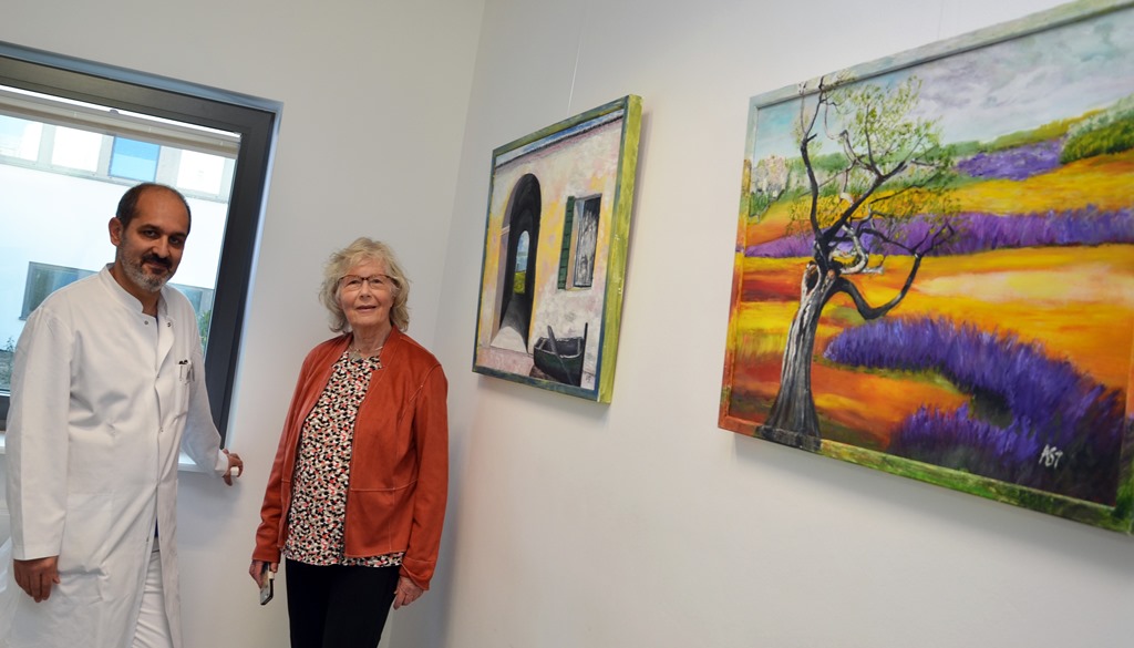 Chefarzt Dr. Serhat Aymaz freut sich sehr über die Ausstellung von Dr. Adelheid Stockheim. Ihre Bilder sind im neuen Wartezimmer der Gastroenterologie zu sehen.  Foto: Krankenhaus Düren 