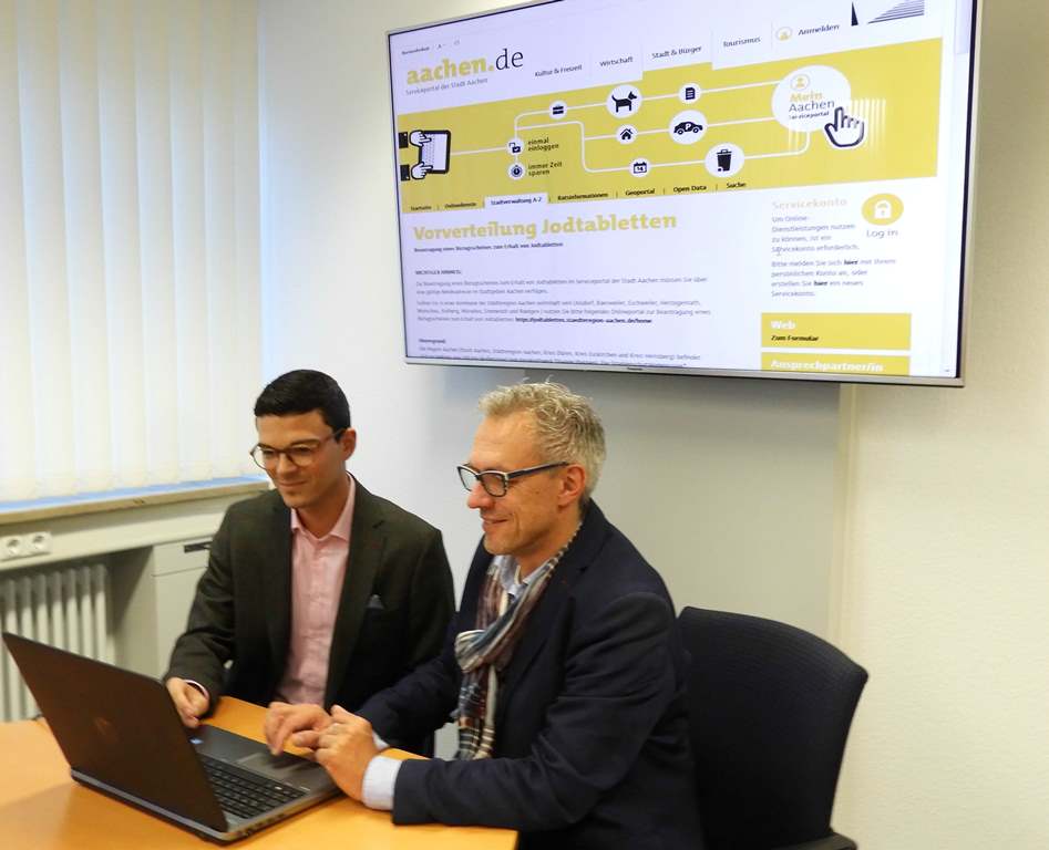 Marlon Knops (li) und Manfred Zimmermann (re) von der Stadt Aachen sind als Projektleiter für die Entwicklung des digitalen Antragsverfahrens verantwortlich. Foto: Stadt Aachen