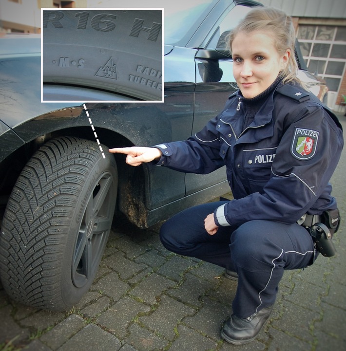 Das "Alpine-Symbol" wird Pflicht bei Winterreifen. Polizeikommissarin Sabrina Derya Taplick zeigt, wo die Kennzeichnung zu finden ist. (Foto:mb) 